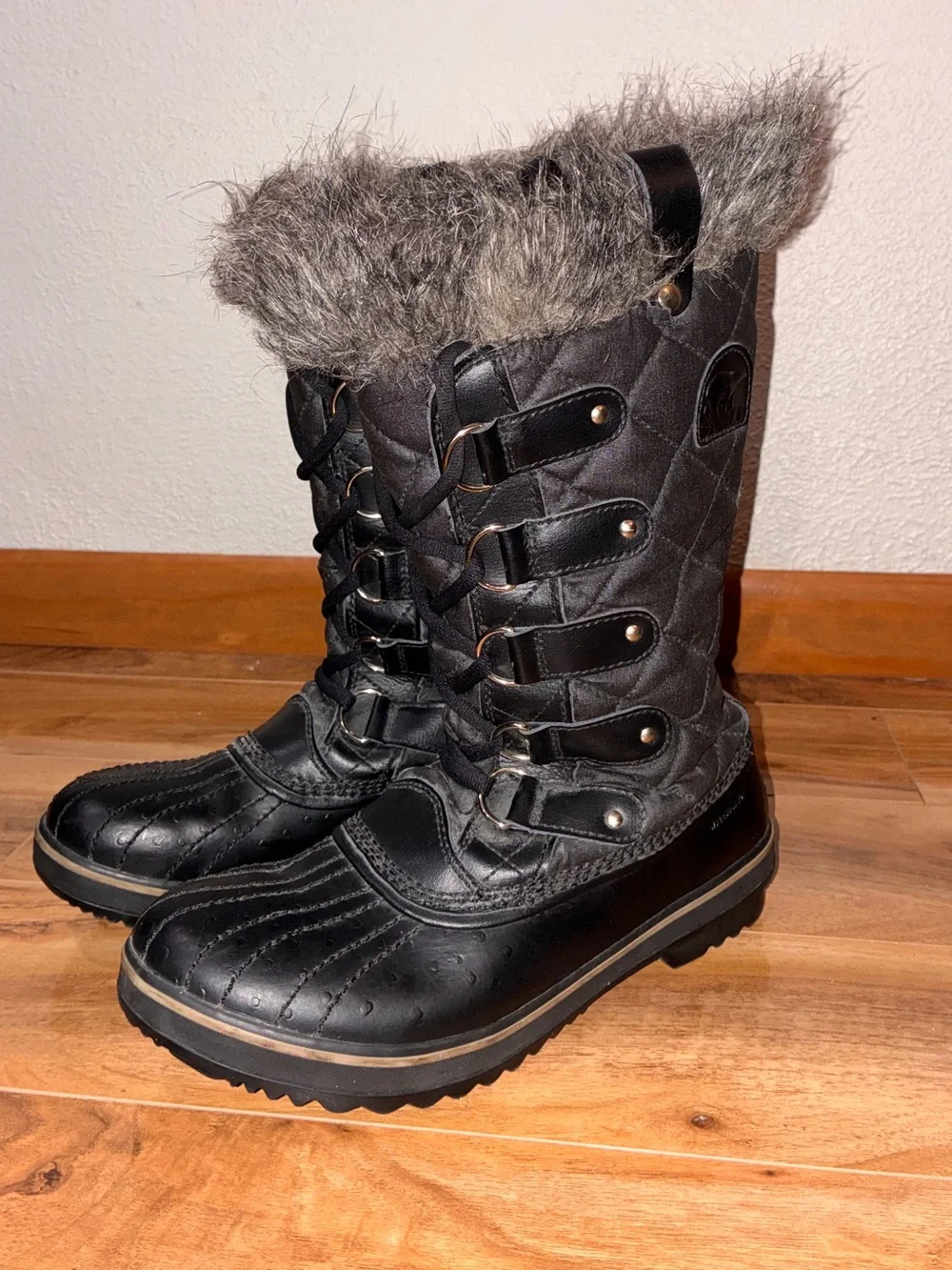 Sorel Women’s Tofino II Waterproof Faux Fur Gray Black Winter Boots - size 7.5